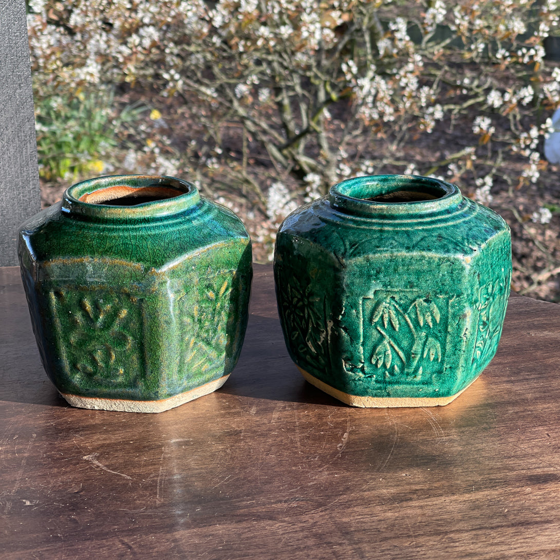 Twee Antieke Smaragdgroene Gemberpotten - Bamestra Curiosa