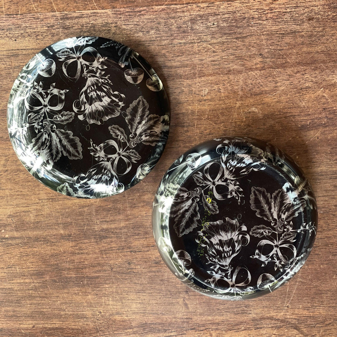 Rond zwart blik met zilveren bloemen - Bamestra Curiosa